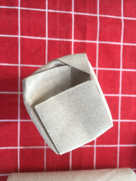 Completely folded loo roll pot