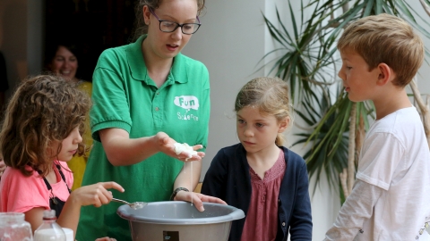 Fun Science Cressida with children, by Fun Science